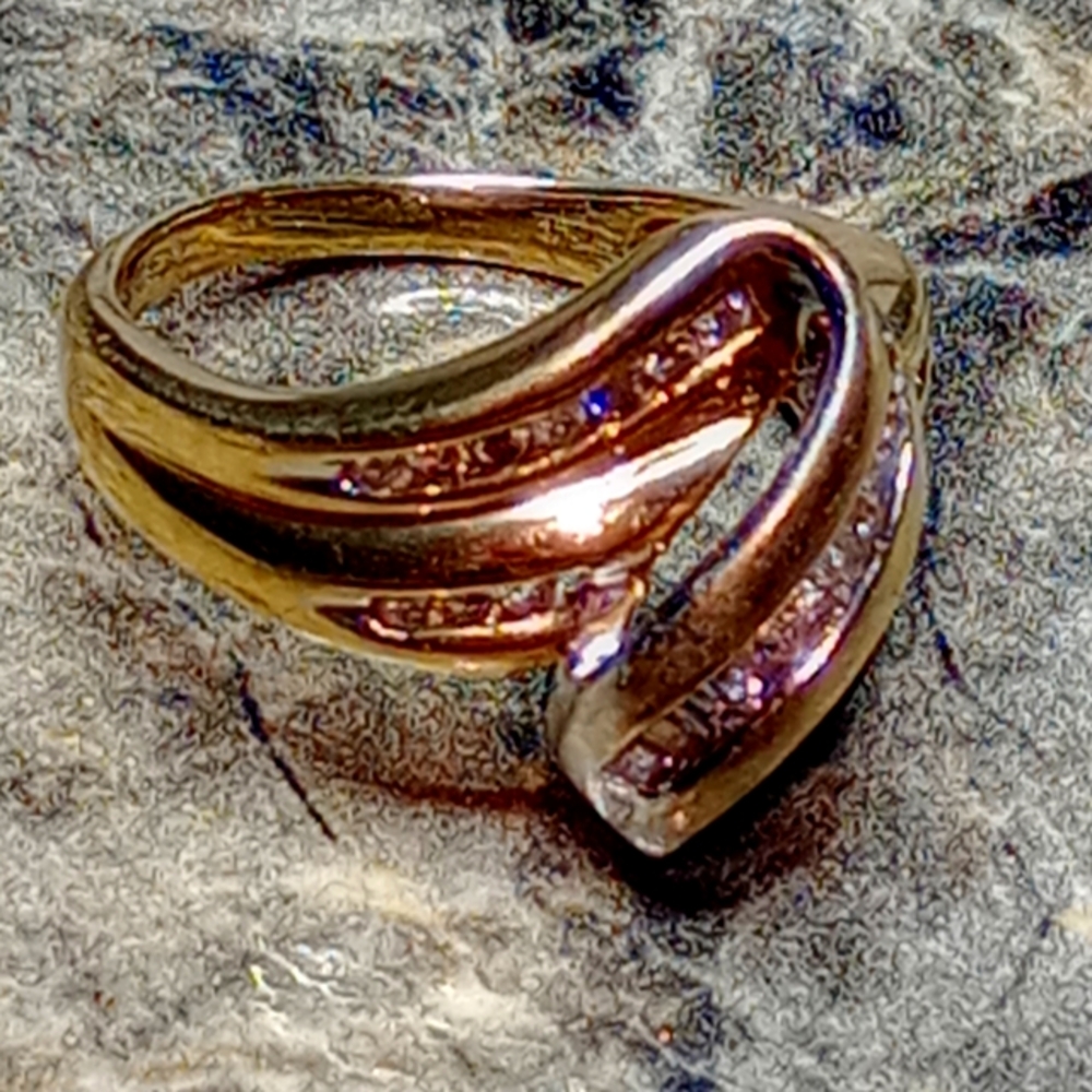 10k yellow gold vintage ring with high quality diamonds